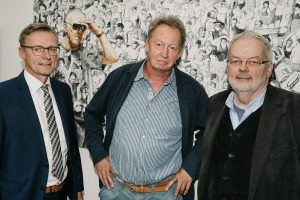 Bürgermeister Otto Steinkamp, Thomas Johannsmeier und Alfred Cordes (von links) eröffnen die Ausstellung „Kunstsprünge“ im Wallenhorster Rathaus. Foto: Thomas Remme