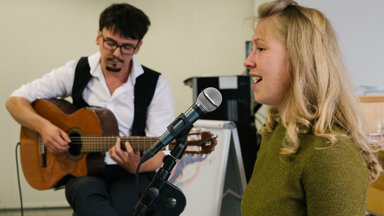 Anne Bischow und Eugen Wiedemann geben der Vernissage den passenden musikalischen Rahmen. Foto: Thomas Remme