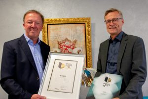 Bürgermeister Otto Steinkamp (rechts) gratuliert Dieter Klages zur Auszeichnung mit dem German Brand Award. Foto: André Thöle