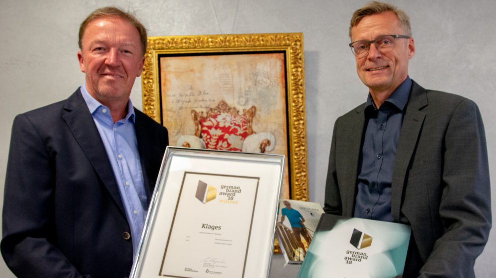 Bürgermeister Otto Steinkamp (rechts) gratuliert Dieter Klages zur Auszeichnung mit dem German Brand Award. Foto: André Thöle