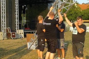 Das Team der Showdisco Starlight baut bereits die Bühne für das Festival „Nette brennt“ in Rulle auf. Foto: Kolpingsfamilie Rulle