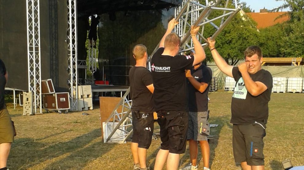 Das Team der Showdisco Starlight baut bereits die Bühne für das Festival „Nette brennt“ in Rulle auf. Foto: Kolpingsfamilie Rulle