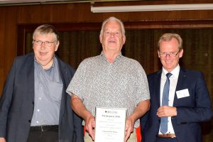 Diözesanpräses Reinhard Molitor (links) und Diözesanvorsitzender Norbert Frische (rechts) überreichen Manfred Haustermann die Auszeichnung der Hans-Tegeler-Stiftung. Foto: Kurt Flegel