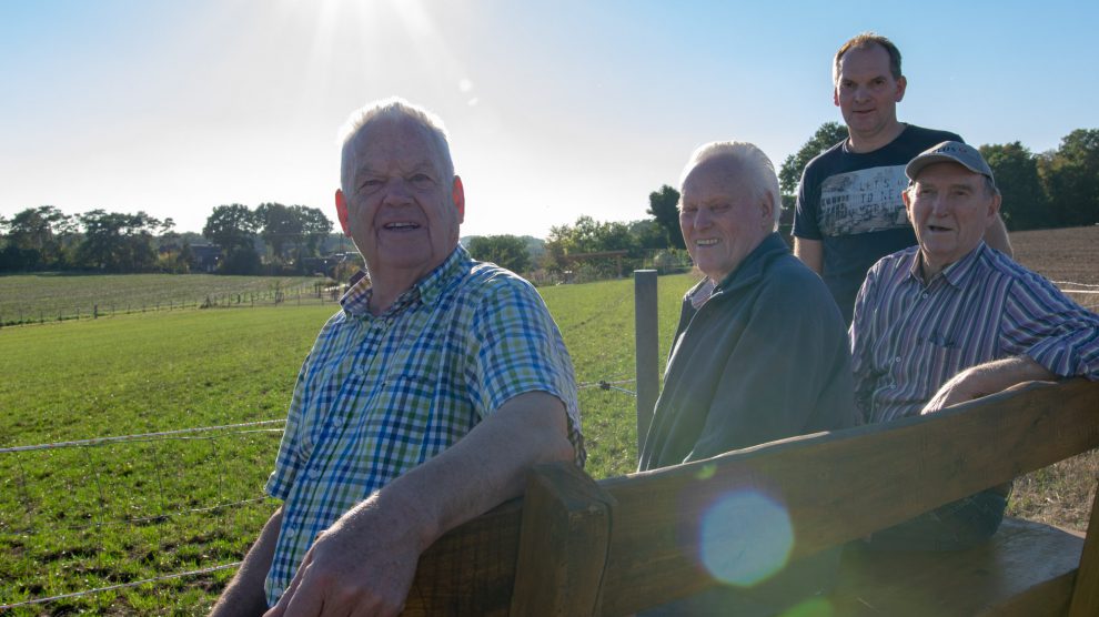 Genießen nach getaner Arbeit den Blick von der Bank: Manfred Haustermann, Johannes Holtmeyer, Peter und Helmut Glose (von links). Foto: André Thöle