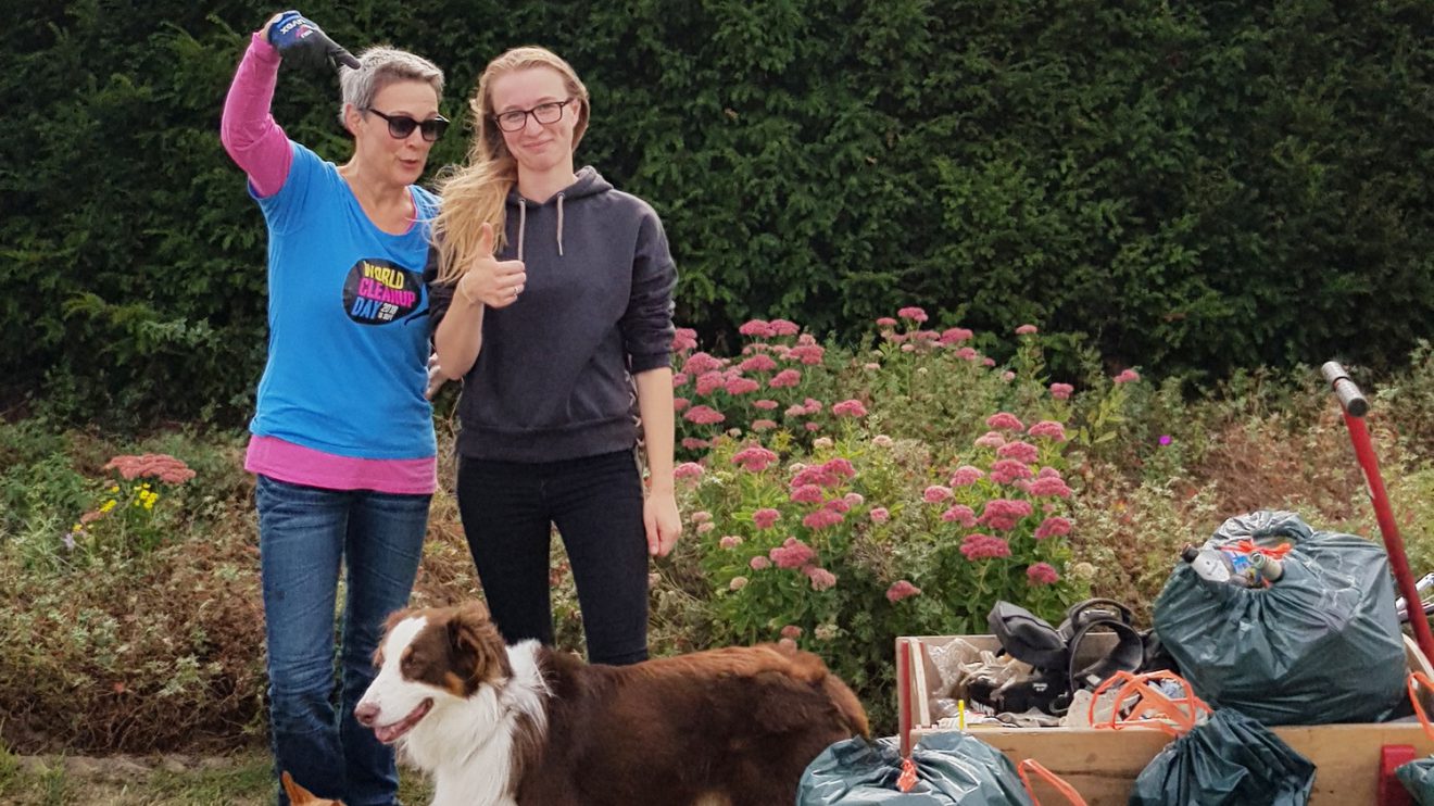 Birgit Schad (links) räumt mit kräftiger Unterstützung am Porta-Kreisel in Wallenhorst auf. Foto: City Cleaners Germany