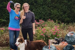 Birgit Schad (links) räumt mit kräftiger Unterstützung am Porta-Kreisel in Wallenhorst auf. Foto: City Cleaners Germany