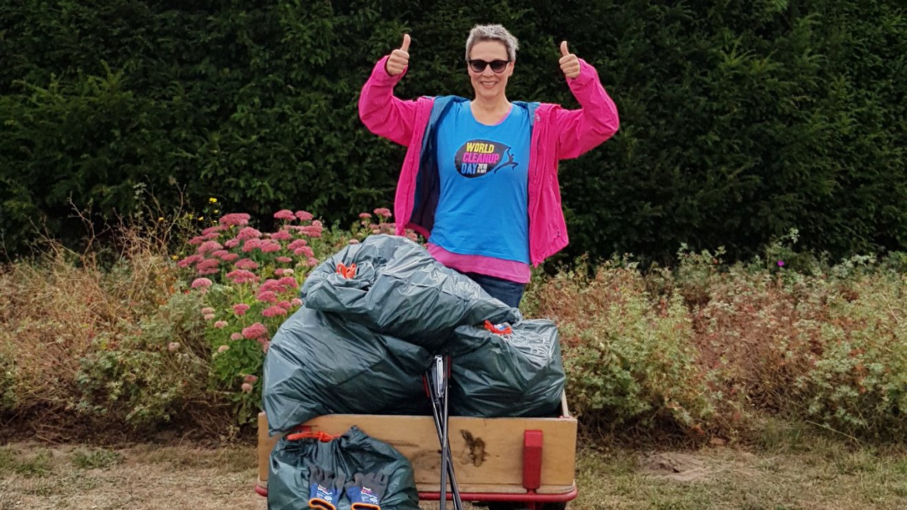 Birgit Schad aus Lechtingen als Initiatorin der „City Cleaners Germany“ räumt am Porta-Kreisel in Wallenhorst auf. Foto: City Cleaners Germany