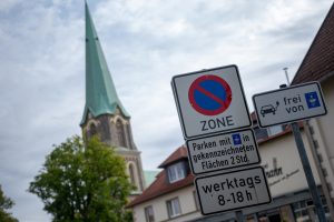 Eine Parkscheibe benötigen Fahrerinnen und Fahrer von Elektroautos im Wallenhorster Zentrum ab sofort nicht mehr. Foto: André Thöle