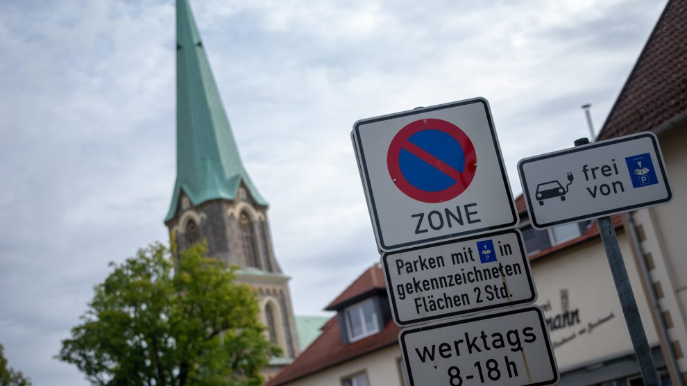 Eine Parkscheibe benötigen Fahrerinnen und Fahrer von Elektroautos im Wallenhorster Zentrum ab sofort nicht mehr. Foto: André Thöle