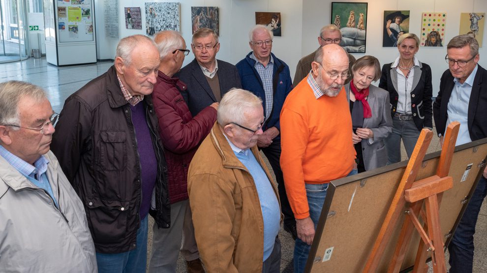 Die Ehrenamtlichen des Archivs für Heimatgeschichte erläutern Bürgermeister Otto Steinkamp (rechts) die neu aufgestellt Collage. Foto: Thomas Remme
