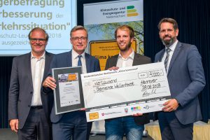 Landkreistags-Präsident Bernhard Reuter, Bürgermeister Otto Steinkamp, Klimaschutzmanager Stefan Sprenger und Umweltminister Olaf Lies (von links) bei der Preisverleihung in Hannover. Foto: Ulrich Pucknat