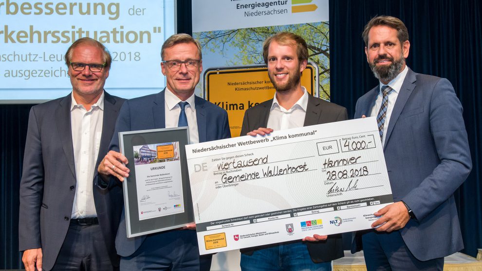 Landkreistags-Präsident Bernhard Reuter, Bürgermeister Otto Steinkamp, Klimaschutzmanager Stefan Sprenger und Umweltminister Olaf Lies (von links) bei der Preisverleihung in Hannover. Foto: Ulrich Pucknat