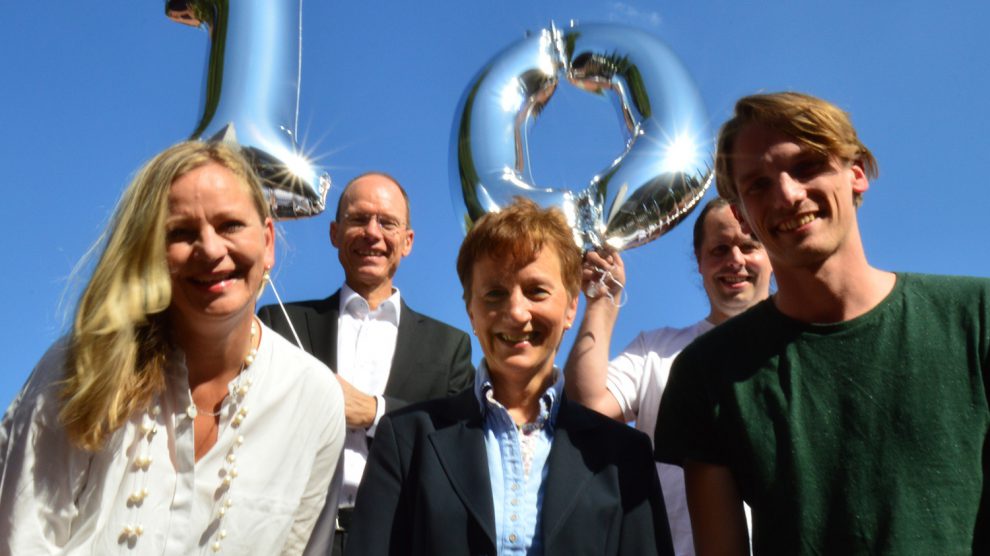 Gratulation zum runden Geburtstag. Seit zehn Jahren wird der Jugendförderpreis ausgelobt.. Auf zahlreiche Bewerbungen hoffen (von links) Ruth Brand (innogy), Agnes Loheider (Büro für Selbsthilfe und Ehrenamt), Jonas Pabst (Jugendring Osnabrücker Land), Landrat Michael Lübbersmann und Torsten Schindler (Jugendring Osnabrücker Land). Foto: H. Müller -Detert, Landkreis Osnabrück