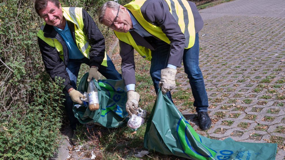 Udo Stangier (links) und Bürgermeister Otto Steinkamp machen es vor. Für die Gemeinschaftsaktion hoffen sie auf viele fleißige Helferinnen und Helfer. Foto: Thomas Remme