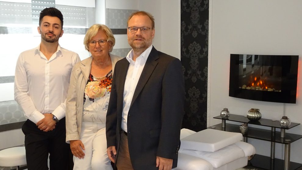 Gisela Richter (Mitte) und Wirtschaftsförderer Frank Jansing (rechts) gratulieren Bilsen Pepić zur Praxiseröffnung im besonders eingerichteten Wellnessraum. Foto: Gemeinde Wallenhorst
