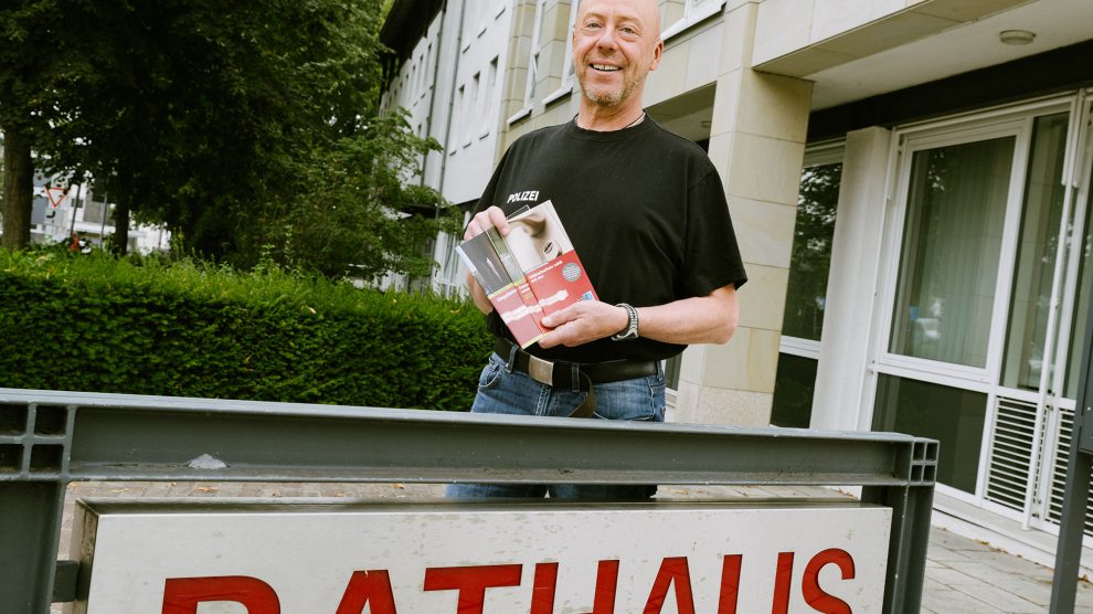 Ralf Bergander von der Polizei Bramsche stellt die Broschüre zum Einbruchschutz vor. Foto: Thomas Remme