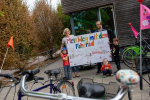 Nadine Schulze und Stefan Sprenger freuen sich über zahlreiche Punkte, die die Kinder für ihre Fahrradfahrten auf das Plakat kleben. Foto: André Thöle