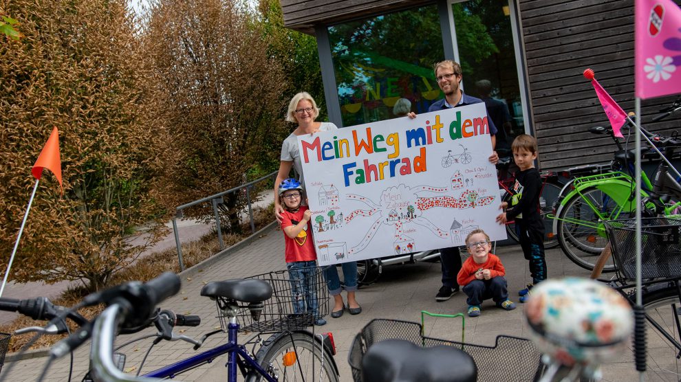 Nadine Schulze und Stefan Sprenger freuen sich über zahlreiche Punkte, die die Kinder für ihre Fahrradfahrten auf das Plakat kleben. Foto: André Thöle