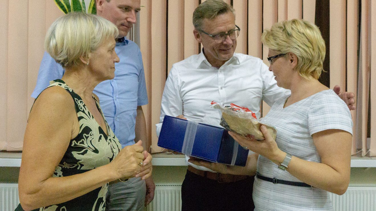 Geschenkübergabe beim offiziellen Abendessen in Stawiguda: Dolmetscherin Renata Rabe, stellv. Ratsvorsitzender Mark Brockmeyer, Bürgermeister Otto Steinkamp und Bürgermeisterin Irena Derdoń (von links). Foto: André Thöle