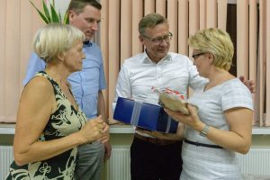 Geschenkübergabe beim offiziellen Abendessen in Stawiguda: Dolmetscherin Renata Rabe, stellv. Ratsvorsitzender Mark Brockmeyer, Bürgermeister Otto Steinkamp und Bürgermeisterin Irena Derdoń (von links). Foto: André Thöle