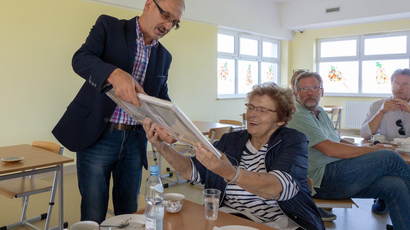 Irmgard Vogelsang erhält ein Präsent in der Grundschule Bartąg als Dank für ihr langjähriges Engagement. Foto: André Thöle