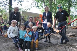 Gemütlich abhängen unter Bäumen können die Mädchen und Jungen im Kindergarten St. Raphael mit der neuen Hängematte. Überreicht durch (v.l.) Doris Potthoff, Sabrina Pagel, Hans-Jürgen Klumpe und Kerstin Hawighorst (fehlt). Patrick Huesmann (Mitte) freut sich mit den Kindern über den Gewinn bei der Premiere der Crazy Windows in Wallenhorst. Foto: Sutthoff