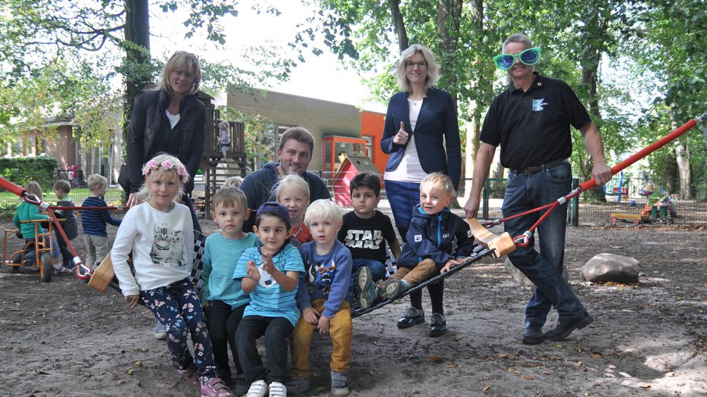 Gemütlich abhängen unter Bäumen können die Mädchen und Jungen im Kindergarten St. Raphael mit der neuen Hängematte. Überreicht durch (v.l.) Doris Potthoff, Sabrina Pagel, Hans-Jürgen Klumpe und Kerstin Hawighorst (fehlt). Patrick Huesmann (Mitte) freut sich mit den Kindern über den Gewinn bei der Premiere der Crazy Windows in Wallenhorst. Foto: Sutthoff