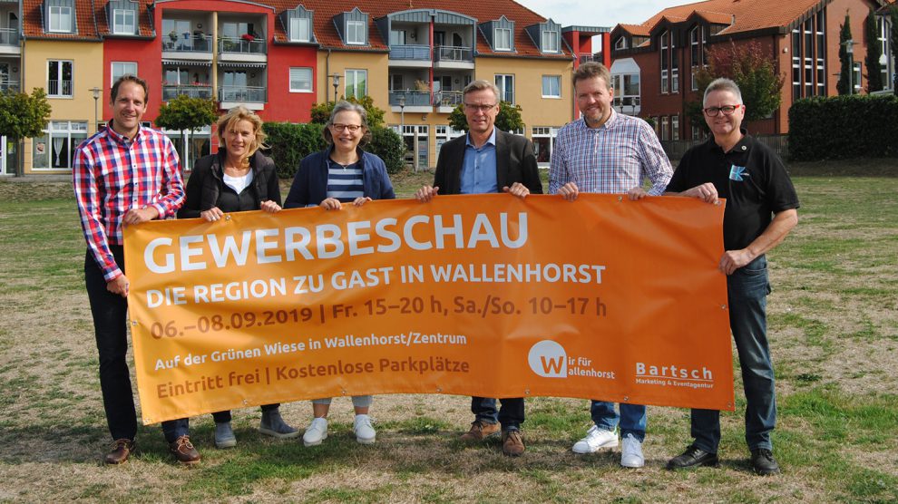 Ortsbegehung (v.l.): Sascha Bartsch, Doris Potthoff, Susanne Dirks-Sandmann, Otto Steinkamp, René Sutthoff und Hans-Jürgen Klumpe freuen sich auf die 5. Wallenhorster Gewerbeschau im nächsten Jahr. Foto: Maja Neuhaus