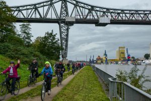 In Schleswig-Holstein radeln die Kolpinger flach am Wasser entlang. Foto: Karl-Heinz Haustermann