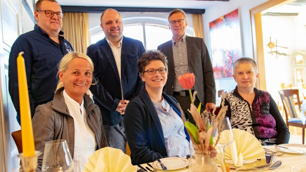 Freuen sich auf den nächsten Knigge-Kurs der Alexanderschule: Norbert Stubenreich, Bettina Bunkenburg, Arne Willms, Birte Loddeke, Bürgermeister Otto Steinkamp und Christa Stubenreich (von links). Foto: André Thöle