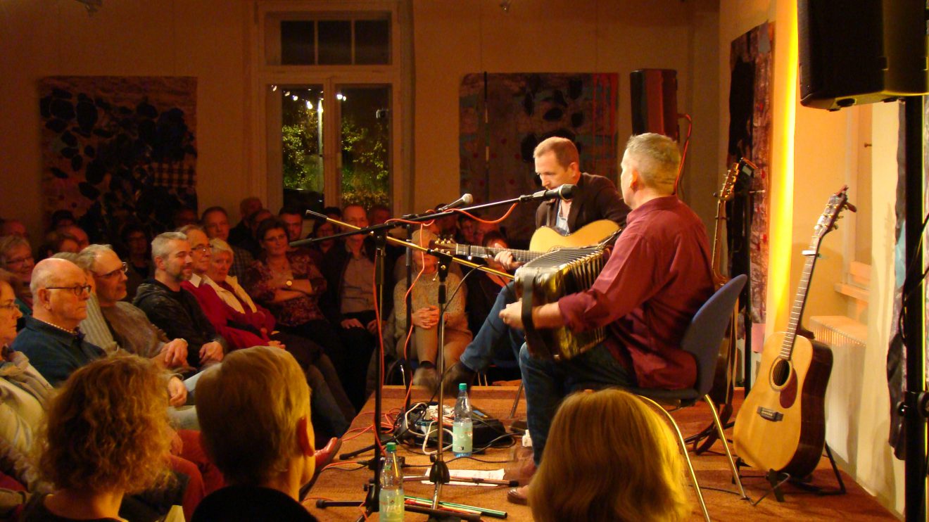 John Doyle und Mick Mc Auley begeisterten mit ihrem Folkkonzert das Publikum im Ruller Haus. Foto: Dominik Lapp, kulturfeder.de