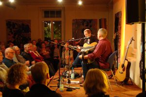 John Doyle und Mick Mc Auley begeisterten mit ihrem Folkkonzert das Publikum im Ruller Haus. Foto: Dominik Lapp, kulturfeder.de