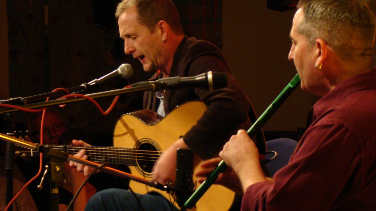 John Doyle und Mick Mc Auley begeisterten mit ihrem Folkkonzert das Publikum im Ruller Haus. Foto: Dominik Lapp, kulturfeder.de