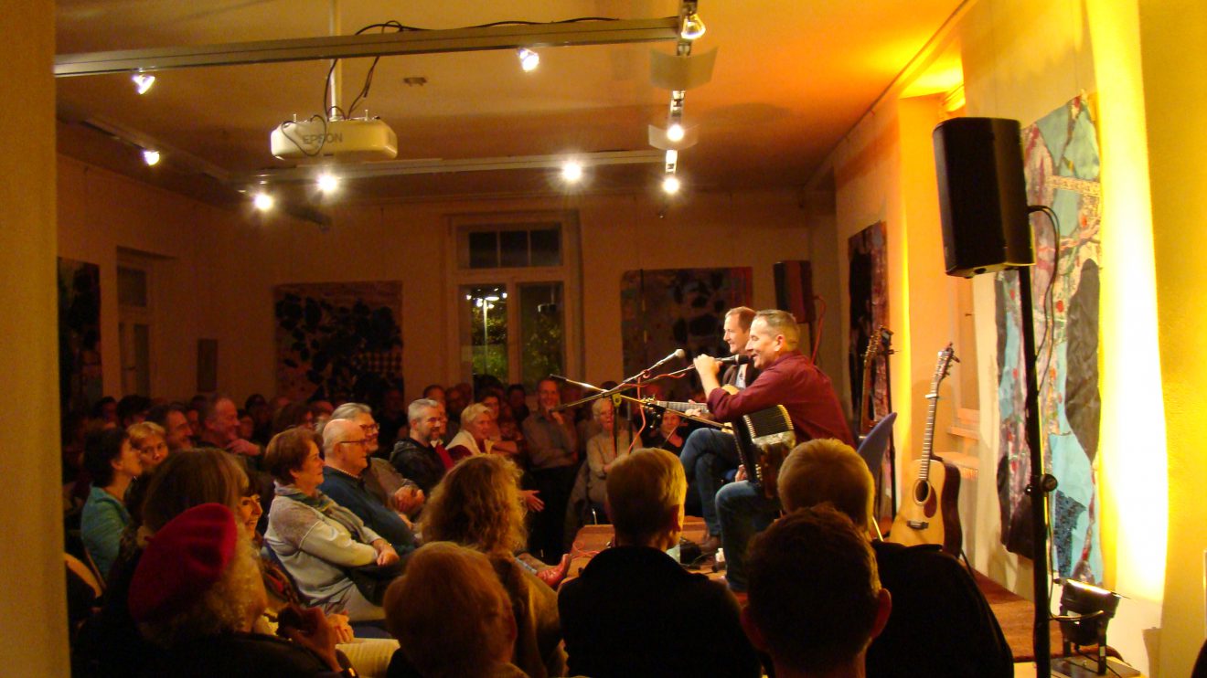 John Doyle und Mick Mc Auley begeisterten mit ihrem Folkkonzert das Publikum im Ruller Haus. Foto: Dominik Lapp, kulturfeder.de