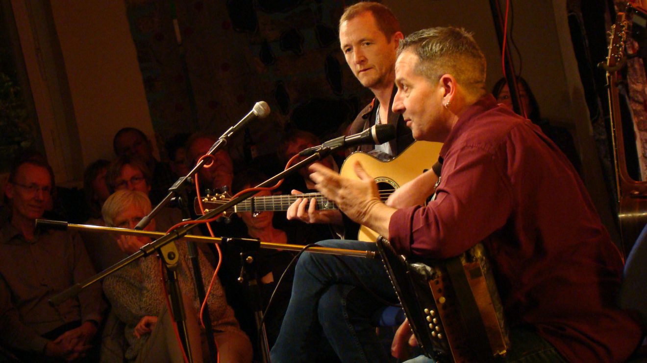 John Doyle und Mick Mc Auley begeisterten mit ihrem Folkkonzert das Publikum im Ruller Haus. Foto: Dominik Lapp, kulturfeder.de