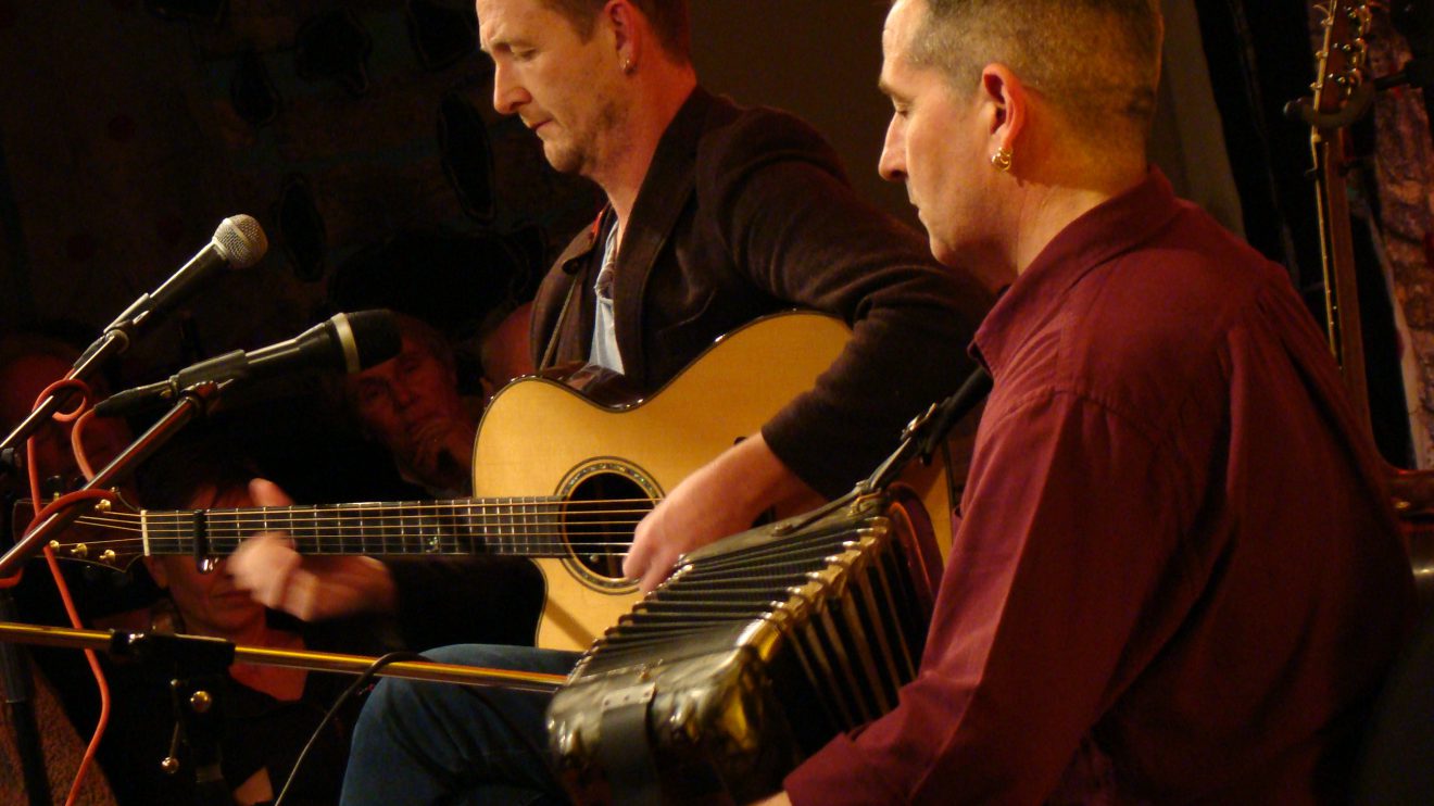 John Doyle und Mick Mc Auley begeisterten mit ihrem Folkkonzert das Publikum im Ruller Haus. Foto: Dominik Lapp, kulturfeder.de