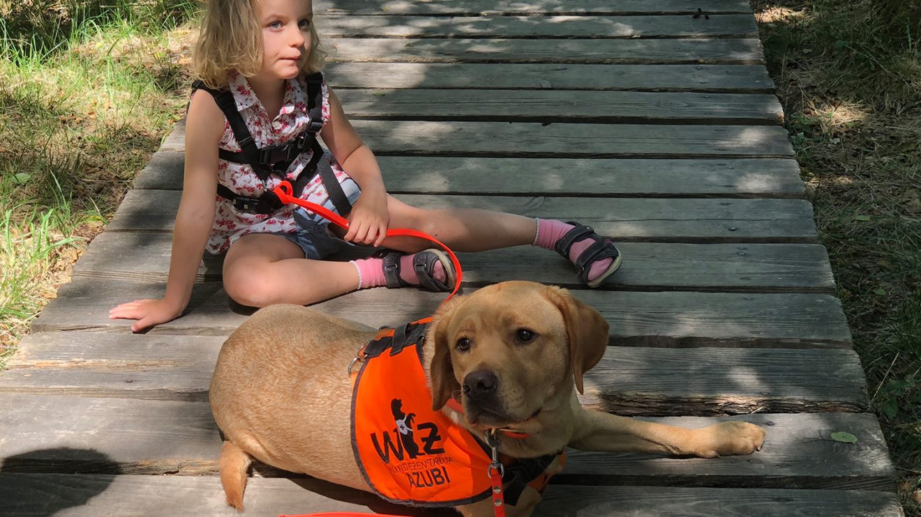 Mia übt schon kräftig mit ihrem Assistenzhund Casper, der sich noch in der Ausbildung befindet. Foto: Familie Eiken-Lüchau