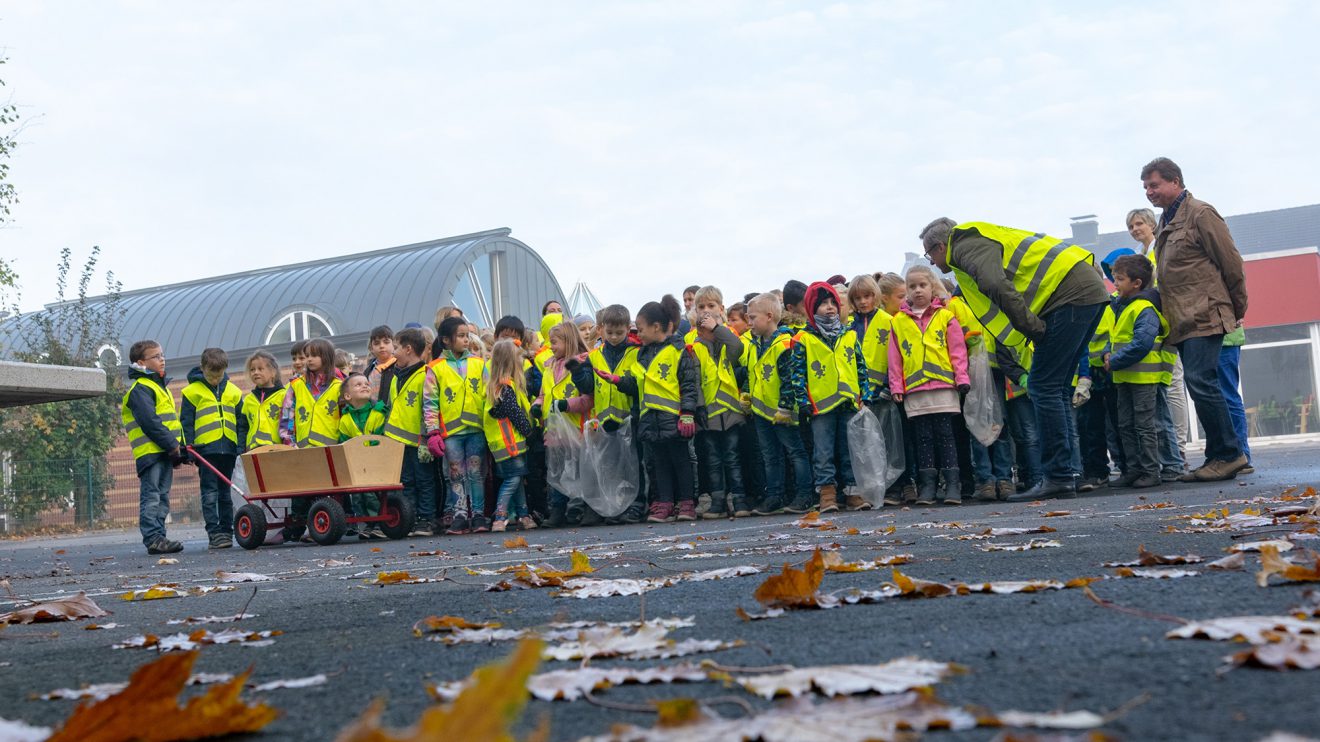 Vor dem Start der Aufräumaktion tauscht sich Bürgermeister Otto Steinkamp (vorne rechts) mit den Kindern der Johannisschule aus. Foto: André Thöle