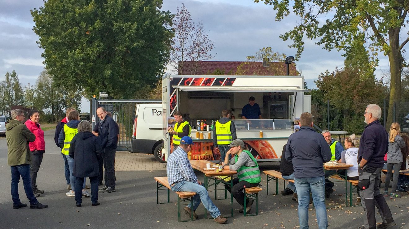 Die Gemeinde Wallenhorst dankt den engagierten Helfern mit einem Imbiss nach der Sammelaktion. Foto: Udo Stangier