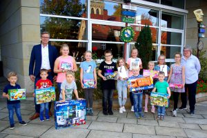 Die Gewinner des Luftballonwettbewerbs mit Ingrid Vornholt und Bürgermeister Otto Steinkamp. Foto: Christina Halbach