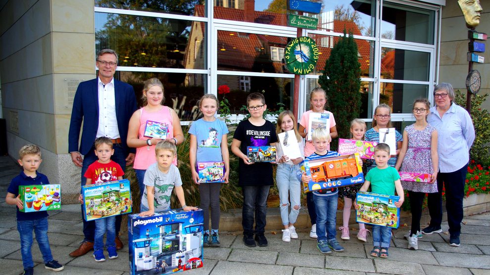 Die Gewinner des Luftballonwettbewerbs mit Ingrid Vornholt und Bürgermeister Otto Steinkamp. Foto: Christina Halbach