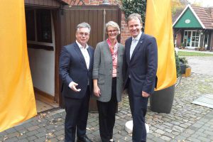 Der Wallenhorster Landtagsabgeordnete Clemens Lammerskitten, Bundesministerin Anja Karliczek sowie Jens Gieseke, MdEP. Foto: Büro Gieseke