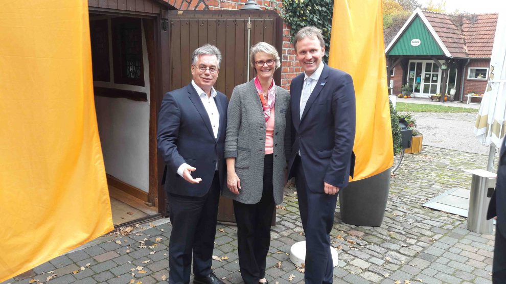 Der Wallenhorster Landtagsabgeordnete Clemens Lammerskitten, Bundesministerin Anja Karliczek sowie Jens Gieseke, MdEP. Foto: Büro Gieseke