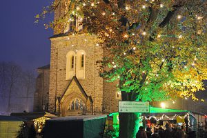 Viele Leckereien, das traditionelle Weihnachtssingen und die Nikolausstiefel-Aktion rund um den Turm der St. Alexanderkirche erwarten die Besucher am 1. und 2. Dezember 2018 auf dem Wallenhorster Weihnachtsmarkt. Foto: René Sutthoff