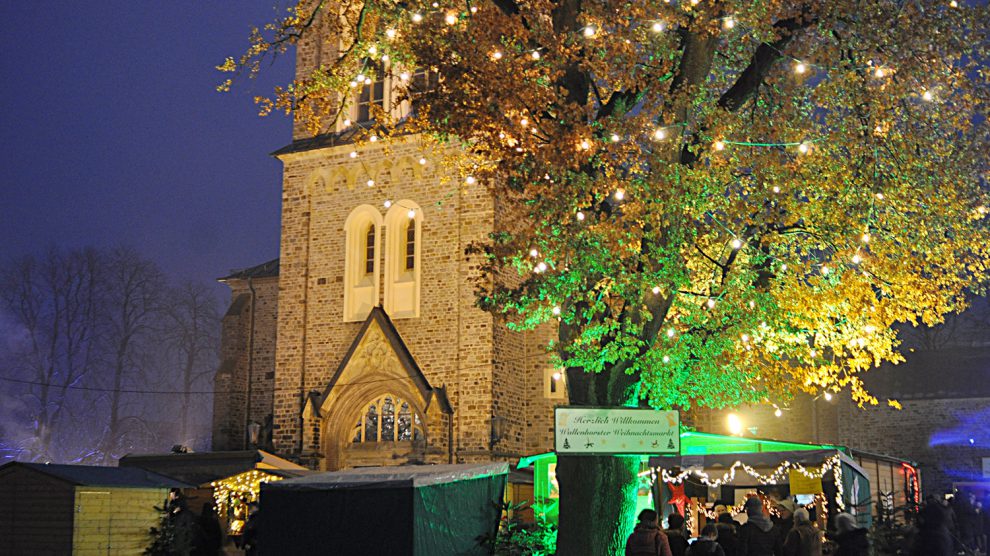 Viele Leckereien, das traditionelle Weihnachtssingen und die Nikolausstiefel-Aktion rund um den Turm der St. Alexanderkirche erwarten die Besucher am 1. und 2. Dezember 2018 auf dem Wallenhorster Weihnachtsmarkt. Foto: René Sutthoff