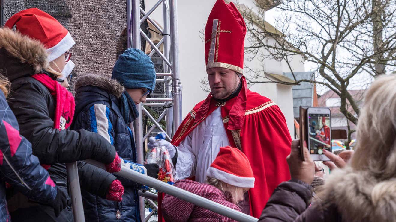 Der Nikolaus besucht den Wallenhorster Weihnachtsmarkt, hier im Jahr 2017. Foto: Gemeinde Wallenhorst / Thomas Remme