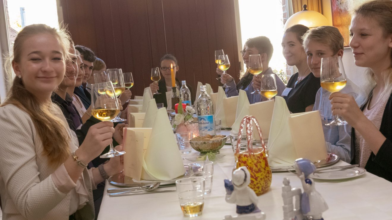 Zum Wohle: Die elf Schülerinnen und Schüler sind angespannt, aber dennoch gut gelaunt. Foto: André Thöle