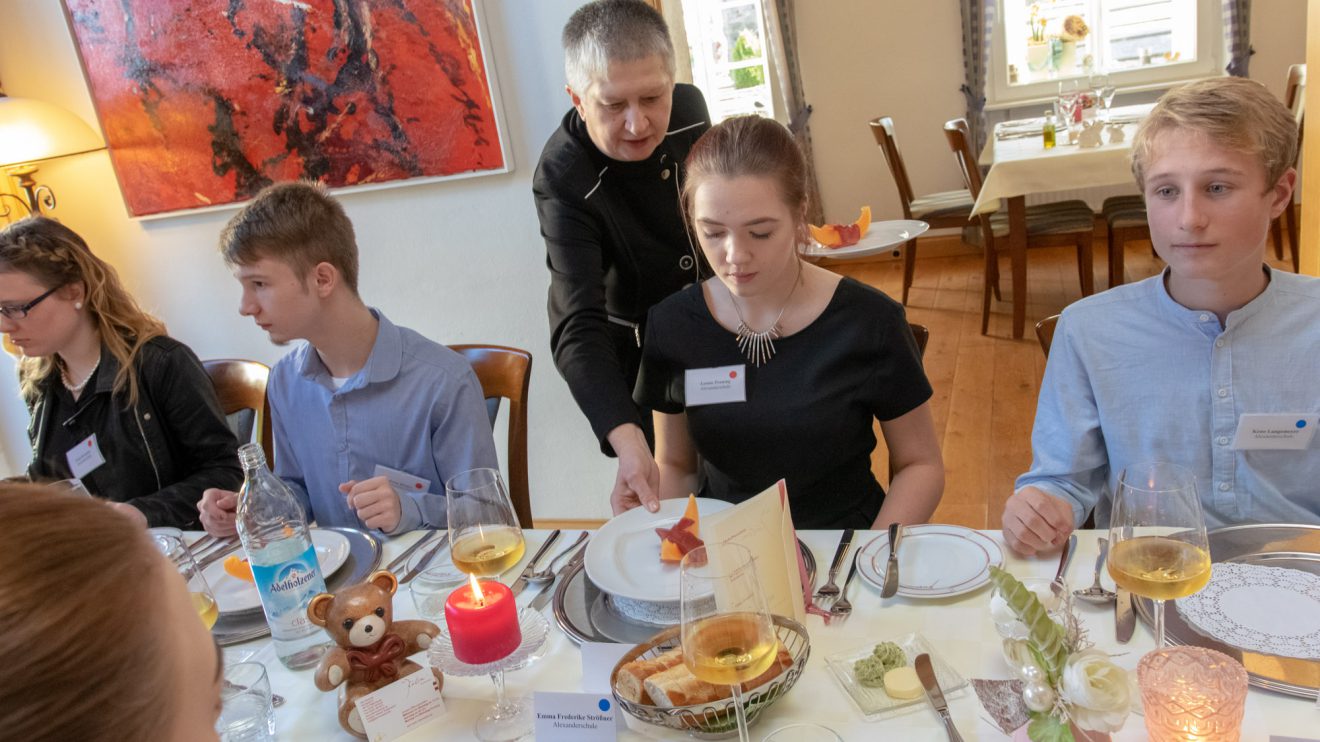 Christa Stubenreich serviert einen „Gruß aus der Küche“. Foto: André Thöle