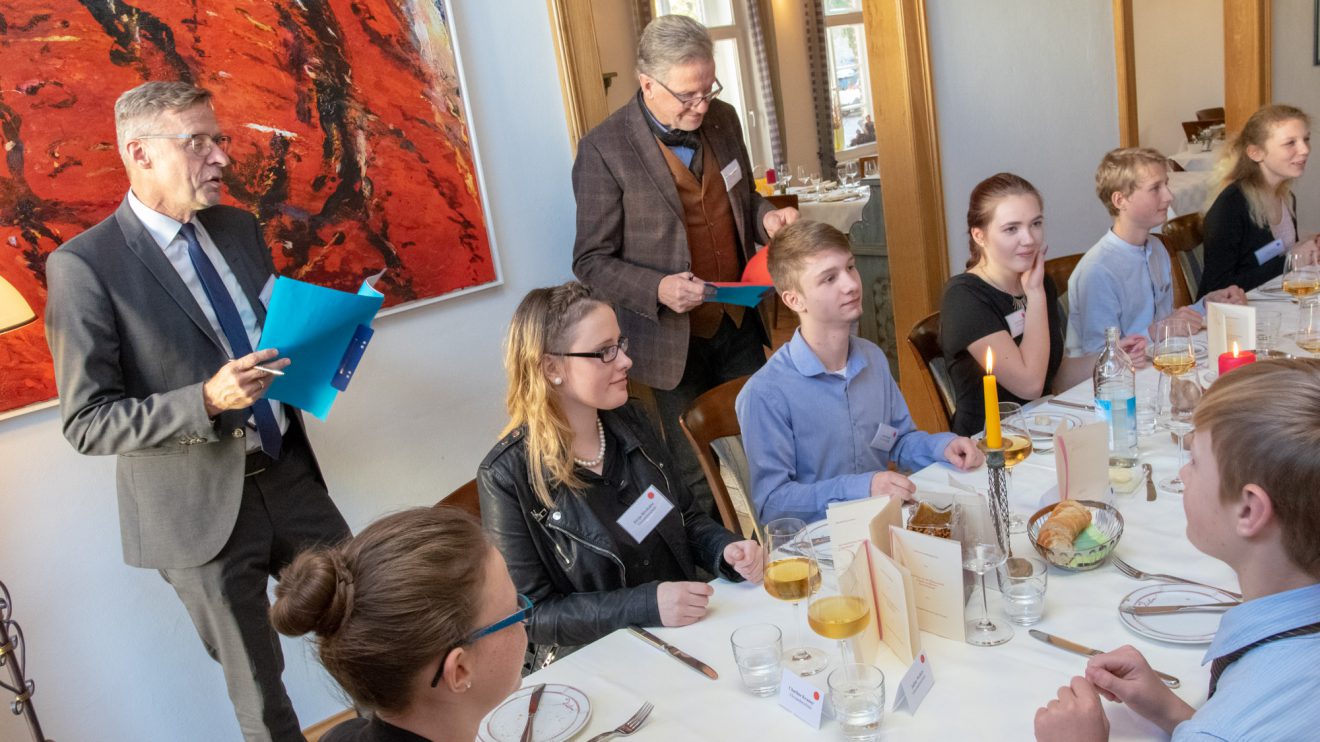 Die Jurymitglieder – hier Bürgermeister Otto Steinkamp (links) und Hermann Goosmann – schauen genau hin, wie sich die Jugendlichen verhalten. Foto: André Thöle