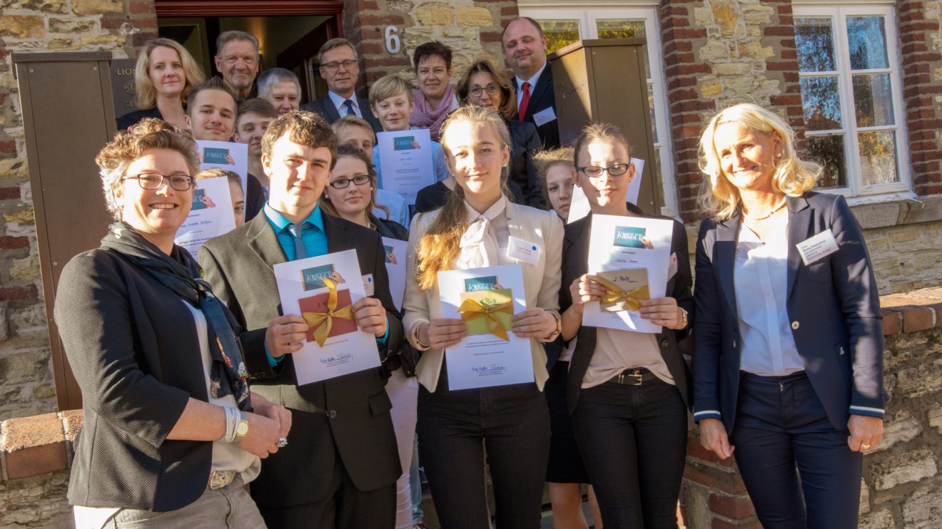 Absolventen und Jurymitglieder vor der Alten Küsterei. In der ersten Reihe (von links): Birte Loddeke, Max Kroop, Virginia Obert, Charline Kramer und Bettina Bunkenburg. Foto: André Thöle